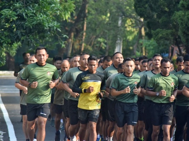 Tingkatkan Kebugaran Tubuh, Danbrigif 1 Jaya Sakti Lari Pagi Bersama Prajuritnya