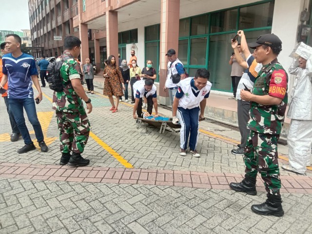 Babinsa Koramil 07/Kemayoran Monitoring Pelaksanaan Latihan Fire Drill