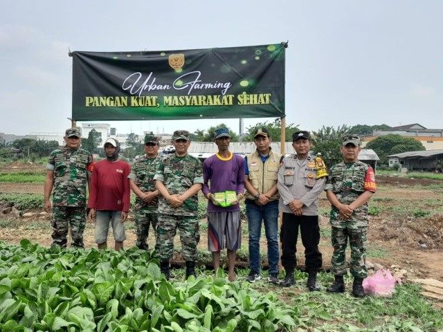 Tingkatkan Ekonomi dan Gizi, Koramil 01/Tgr Lakukan Urban Farming