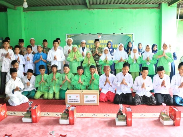 Jumat Berkah Rutin, Korem 052/Wijayakrama Santuni Anak Yatim dan Kaum Dhuafa Yayasan Ponpes Ash-Shoulatiyah Nahdlatul Wathan
