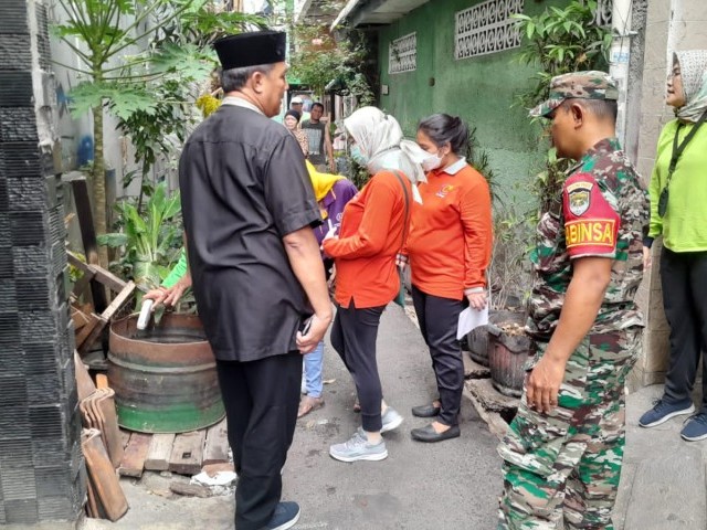 Cegah Demam Berdarah, Tim Jumantik Cek Jentik di Rumah Warga bersama Babinsa Koramil 01/Tamansari