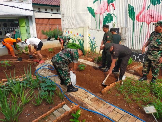 Dukung Ketahanan Pangan Wilayah,  Danramil 01/Tamansari Gelar Giat Urban Farming