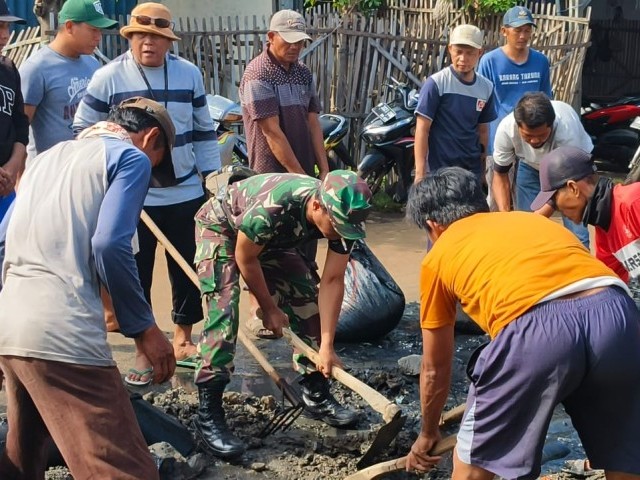 Babinsa 01/Teluknaga Bersama Pemdes Muara Kerja Bakti Bersihkan Lingkungan