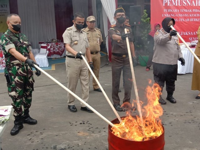 Kodim 0505/Jakarta Timur Hadiri Pemusnahan Barang Bukti di Kajari Jakarta Timur