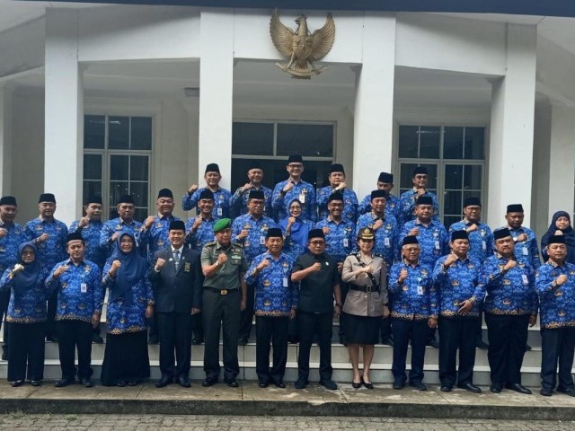 Pasi Ren Kodim 0506/Tgr Hadiri Apel Kehormatan dan Tabur Bunga