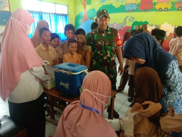 Babinsa Serka Wawan Pendampingan Program Vaksin Imunisasi TD dan DT