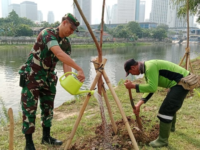 Jaga Keseimbangan Ekosistem Alam, Koramil 05/Tanah Abang Melaksanakan Penanaman Pohon Serentak