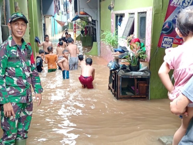 SIAGA BANJIR, BABINSA KORAMIL 01/JATINEGARA PANTAU LUAPAN AIR SUNGAI CILIWUNG