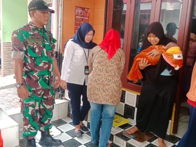 Babinsa Koramil 08/Johar Baru Monitoring Kegiatan Posyandu Balita
