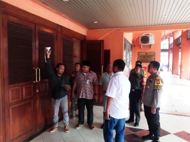 Jelang Pemilu 2024, Babinsa Serka Suharno Crosscheck Loading Logistic Pemilu dan Pemasangan CCTV