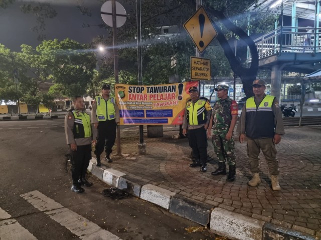 Babinsa Koramil 06/Cempaka Putih Bersama Tiga Pilar Patroli Cipta Kondisi