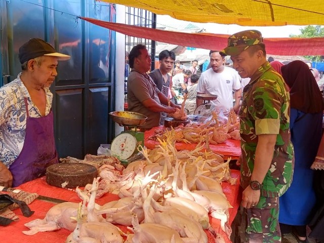 Jaga Stabilitas Harga, Babinsa Sertu Arifin Monitoring Kebutuhan Pokok Di Wilayah Binaan