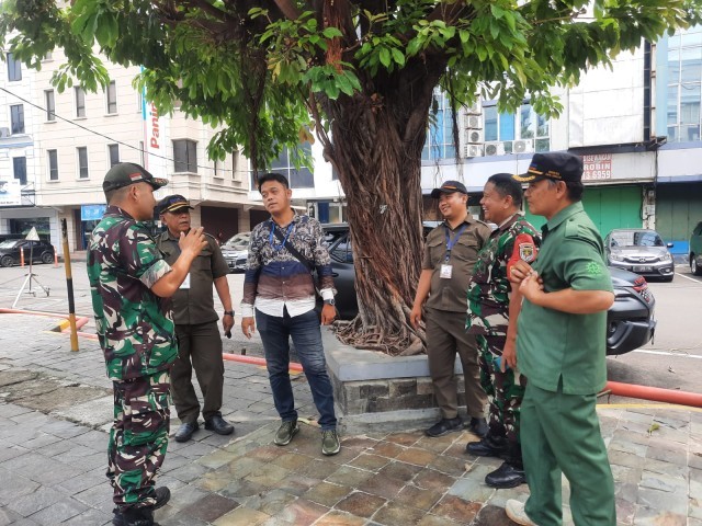 Tingkatkan Keamanan Wilayah, Babinsa Koramil 02/Sawah Besar Komsos Bersama Anggota Security