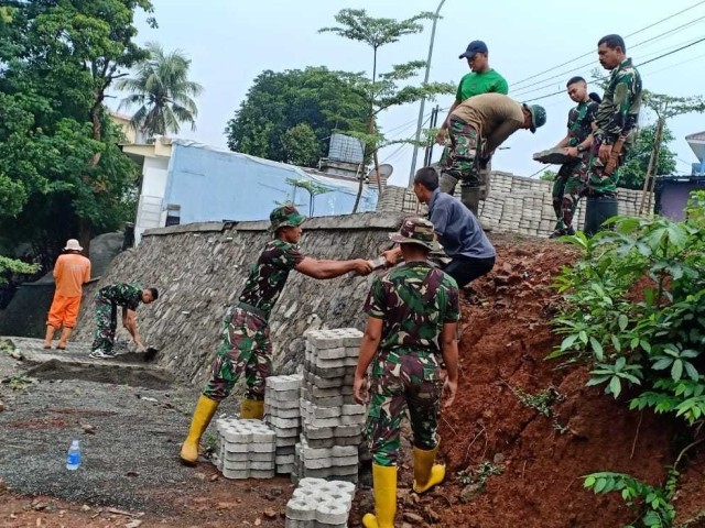 Kolaborasi Perangkat RT dan PPSU Gedong Bersama Kodim 0505/JT Karya Bakti Bersihkan DAS Ciliwung