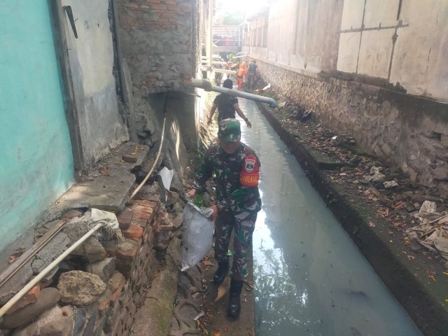 Antisipasi Bencana, Koramil 04/Pulogadung Giat Karya Bakti