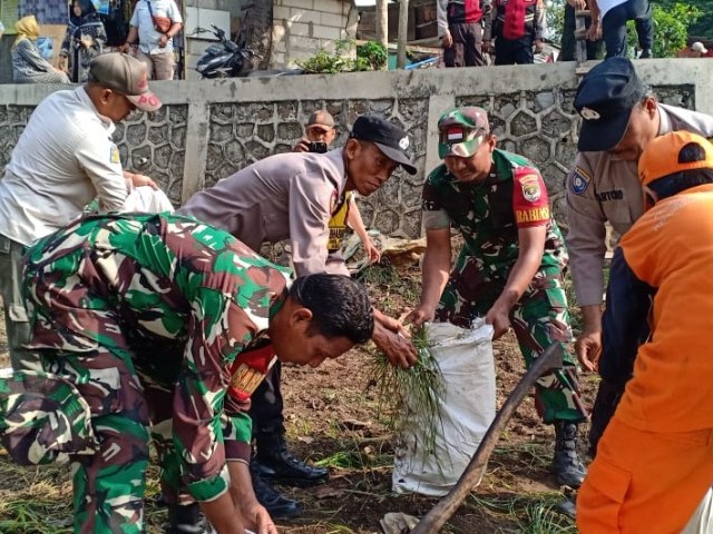 Bersih-bersih Kali Antisipasi Bencana Banjir, Danramil 06/Cakung Pimpin Karya Bakti