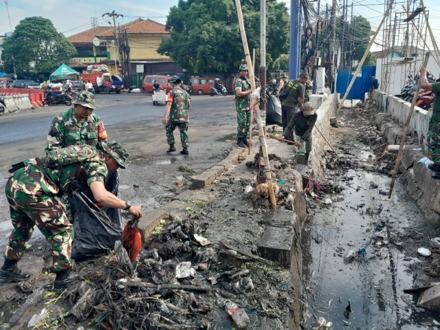 Koramil 02/Pondok Gede Bersama Stakeholders terkait Laksanakan Karya Bakti Gabungan Upaya Pencegahan Banjir