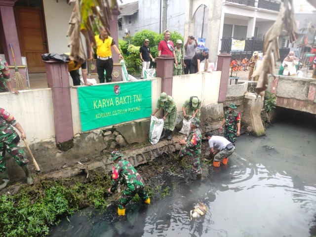 Antisipasi Terjadi Banjir, Koramil 03/Teluk Pucung Melaksanakan Karya Bakti Bersama Tiga Pilar Dan Masyarakat Bersihkan Kali