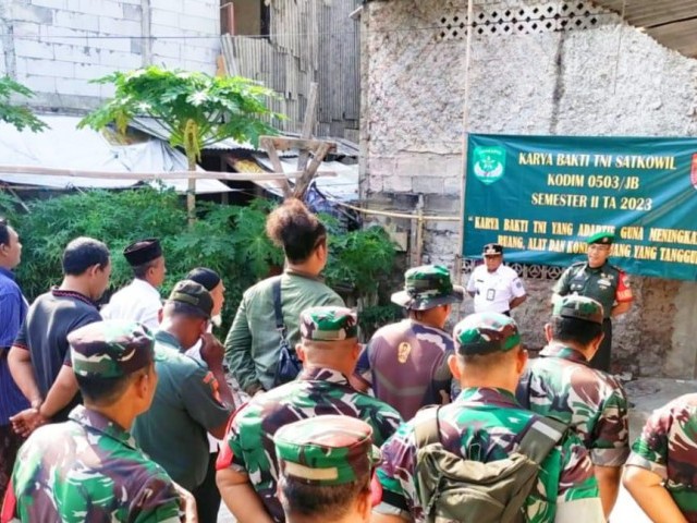 Koramil 03/GP Kodim 0503/JB Gelar Karya Bakti TNI Dengan Merenovasi Musholla Al-Musyawarah Kemanggisan