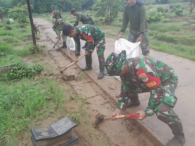 TPU Terkena Banjir, Personil Koramil 04/Jatiasih Bersama Tiga Pilar Dan Warga Ramai-Ramai Karya Bakti Lakukan Pembersihan