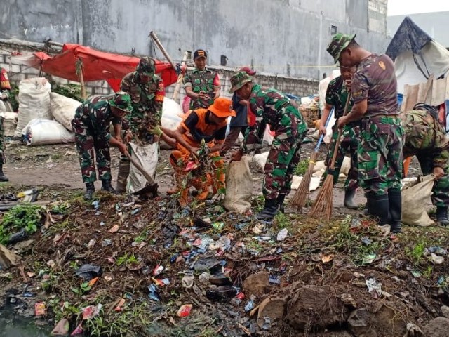 Cegah Banjir, Kodim 0505/JT Giat Karya Bakti Bersihkan Kali Pasar Induk Kramatjati