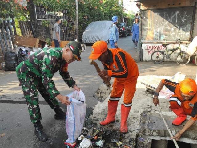 Antisipasi Banjir Dan Timbulnya Wabah Penyakit, Babinsa Koramil 04/Gambir Melaksanakan Karya Bakti