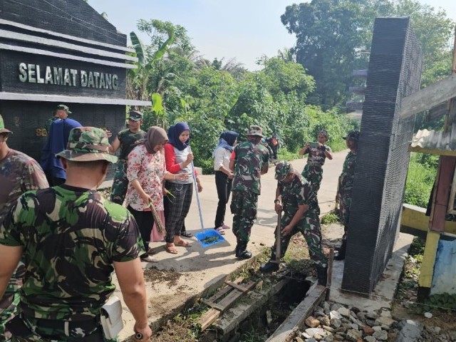 Karya Bakti Koramil 05/Balaraja Bersama Warga, Bersihkan Saluran Air untuk Antisipasi Musim Hujan