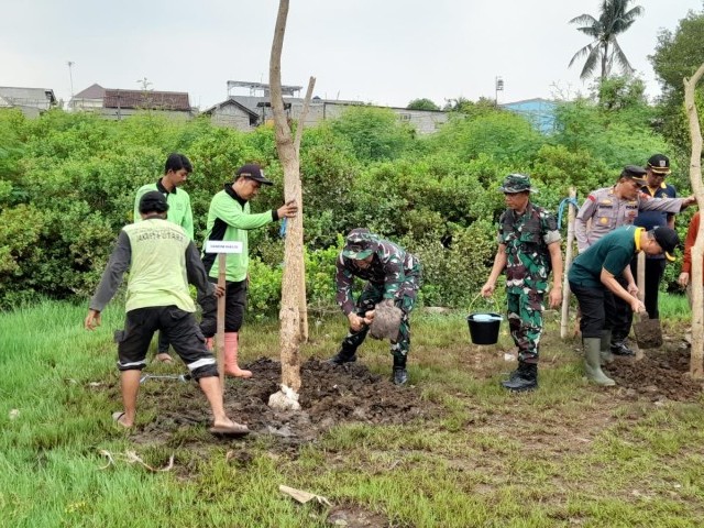 Kodim 0502/JU Bersama Muspiko Jakarta Utara Laksanakan Karya Bakti Di Cilincing