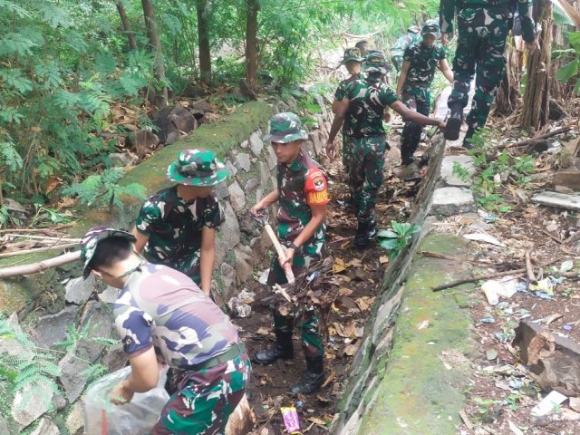 Lingkungan Bersih, Koramil 05/Kramatjati Karya Bakti Bersihkan Sarana dan Prasarana Umum