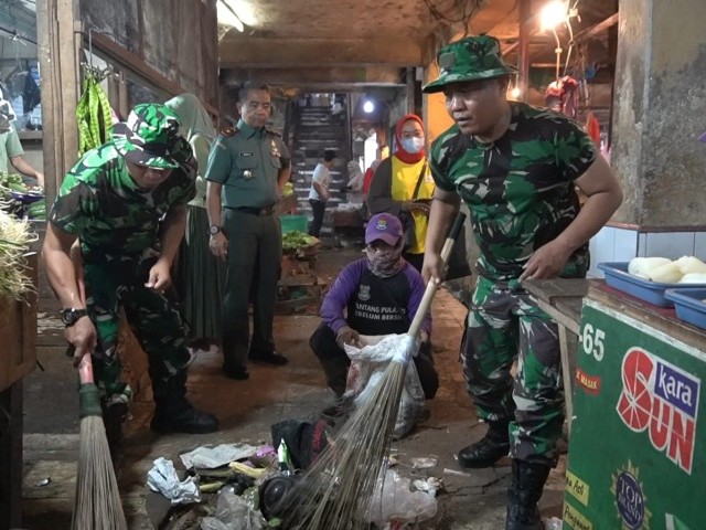 Danramil 03/Legok pimpin Karbak pembersihan Pasar Babakan