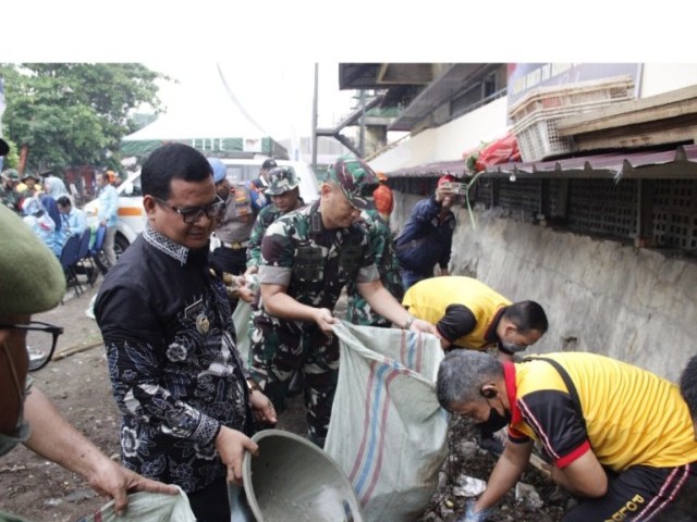 Libatkan 308 Personil Gabungan, Kodim 0507/Bekasi Laksanakan Karya Bakti Di Wilayah Bantar Gebang