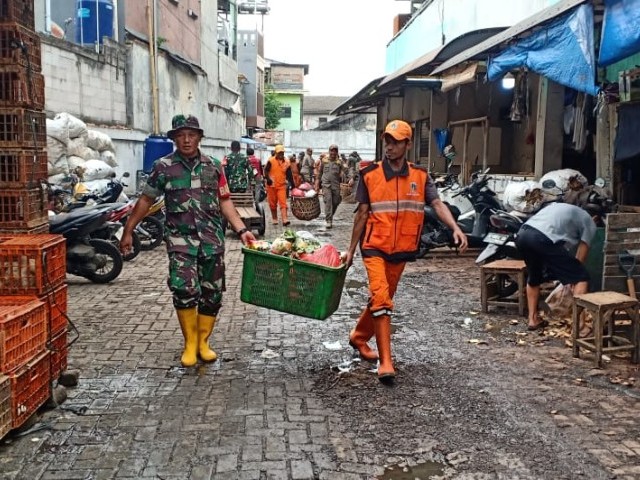 Peduli Terhadap Warga, Koramil 01/Jatinegara Giat Karya Bakti Bersihkan Sampah Pasar Tjiplak