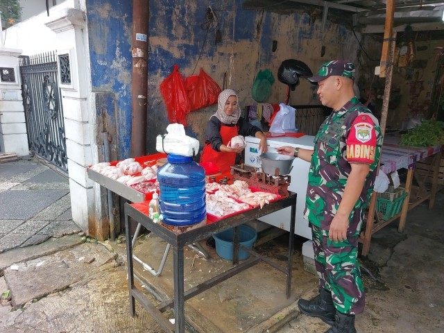 Antisipasi Naiknya Harga Sembako, Babinsa Serka Yusuf Iskandar Cek Langsung di Pasar Tradisional