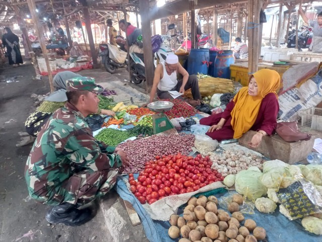 Babinsa Koramil 07/Kresek Cek Kebutuhan Pokok di Pasar Kresek