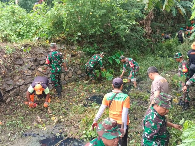 Menjaga Kebersihan Lingkungan, Koramil 08/Duren Sawit Giat Karya Bakti