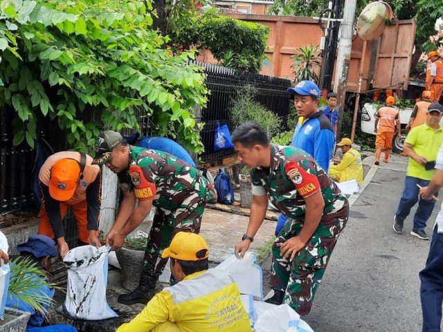 Wujudkan Lingkungan Bersih Dan Nyaman Koramil 07/Kemayoran Melaksanakan Karya Bakti Bersama Anggota PPSU Serta Suku Dinas Tata Air