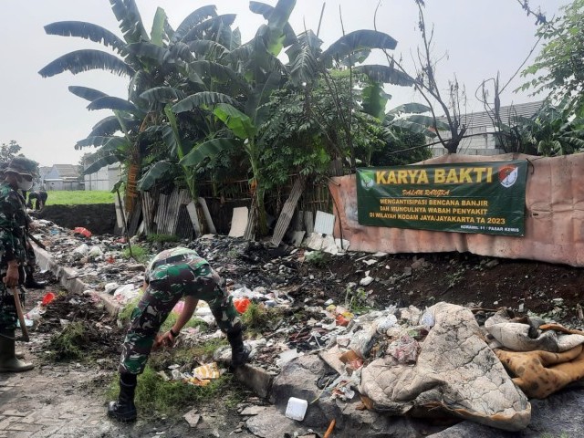 Bersama Muspika Danramil 11/Pasar Kemis pimpin karya bakti pembersihan sampah dan selokan