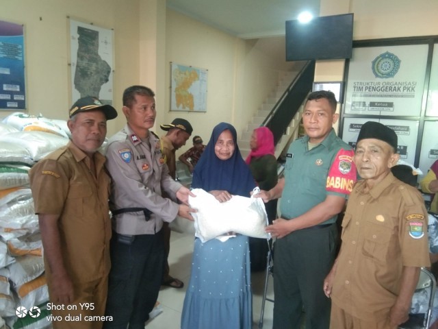 Pastikan Berjalan Tertib Dan Tepat Sasaran, Babinsa Koramil Sepatan Monitoring Penyaluran Bansos
