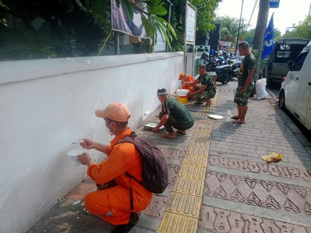Peringati HUT Kodam Jaya Ke-74 Koramil 04/Pulogadung Karya Bakti Bersihkan Makam Pangeran Jayakarta
