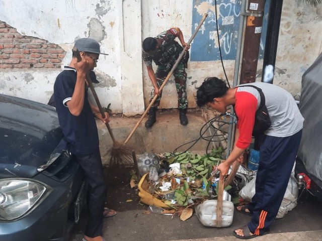 Antisipasi Timbulnya Wabah Penyakit, Babinsa 04/Gambir Melaksanakan Karya Bakti Bersama Tiga Pilar