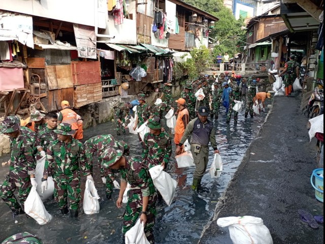 Antisipasi Banjir Kodim 0501/Jakarta Pusat Melaksanakan Karya Bakti Bersama Tiga Pilar Dan Stakeholder Lainnya