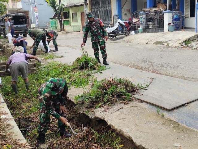 Antisipasi Terjadi Banjir Dan Wabah Penyakit DBD, Koramil 04/Jatiasih Bersama Warga Laksanakan Karya Bakti Pembersihan Saluran Air