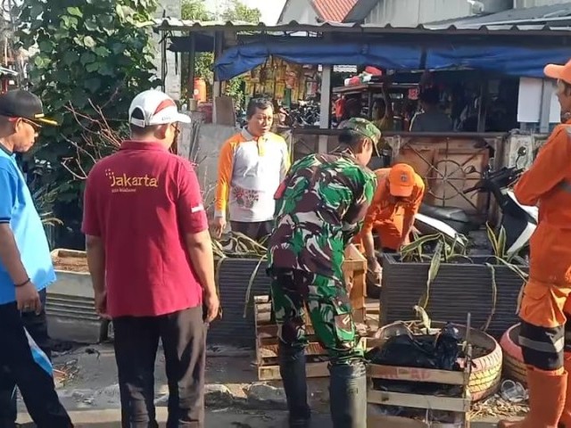 Babinsa Koramil 08/Johar Baru Melaksanakan Karya Bakti Bersama Anggota PPSU Dan Warga Binaan
