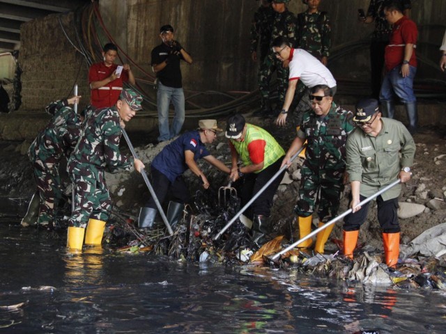 Dandim 0507/Bekasi Bersama 3 Pilar Menanam Pohon Dan Bersihkan Kali Rawa Tembaga Dalam rangka Hari Juang TNI AD Dan HUT Kodam Jaya Ke-74
