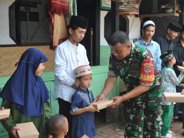 Jumat berkah Kodim 0510/Tigaraksa bagikan nasi kotak di Ponpes