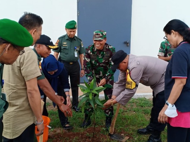 Menjaga Kelestarian Lingkungan Hidup, Koramil 06/Cakung Tanam 100 Pohon Di Rusun PIK