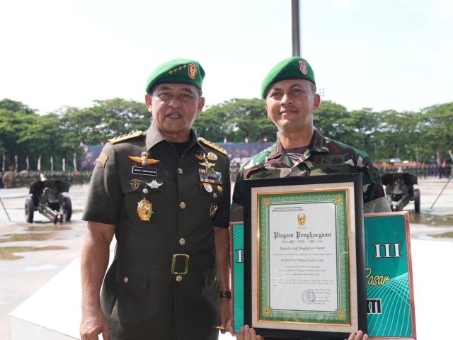 HADIRI ACARA PUNCAK PERINGATAN HARI JUANG TNI AD, DANDIM 0507/BEKASI TERIMA PIAGAM PENGHARGAAN JUARA LOMBA KARYA BAKTI TAHUN 2023