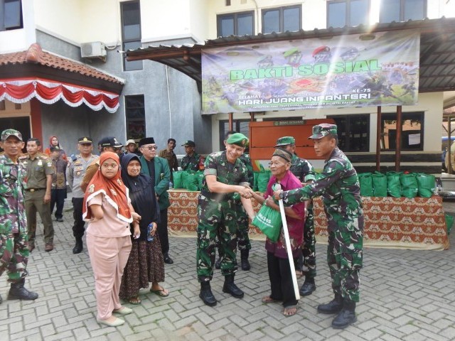 Peringati Hari Juang Infanteri Ke-75, Danramil 06/Setu Bagikan Ratusan Sembako