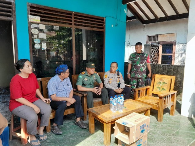 Danramil 13/Cisoka Bersama Muspika dan Toga Serahkan Bantuan Korban Kebakaran