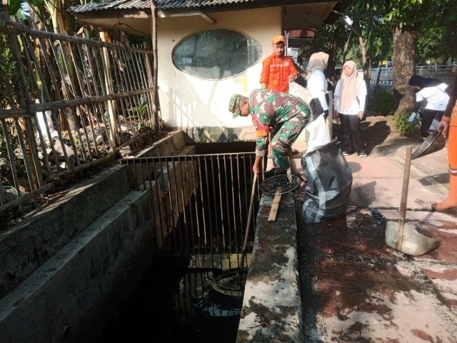 Babinsa 07/Kemayoran Dan Anggota PPSU Melaksanakan Kerja Bakti Bersama